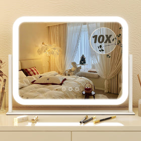 FENNIO front view of mirror showing even LED lighting and clear reflection benefit