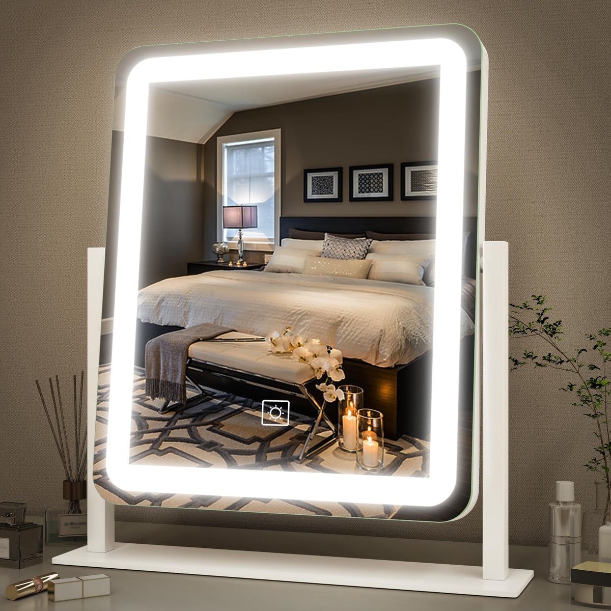 FENNIO front view showing full mirror and balanced lighting benefit