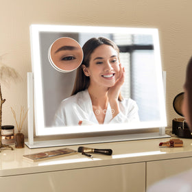 FENNIO shatter-resistant mirror surface close-up highlighting safer glass for home and family use