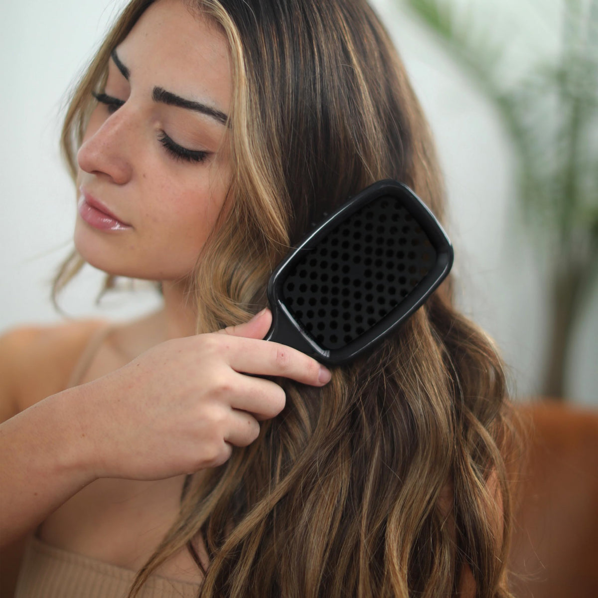 FHI Heat UNbrush vented back showing backless cushion for faster drying benefit