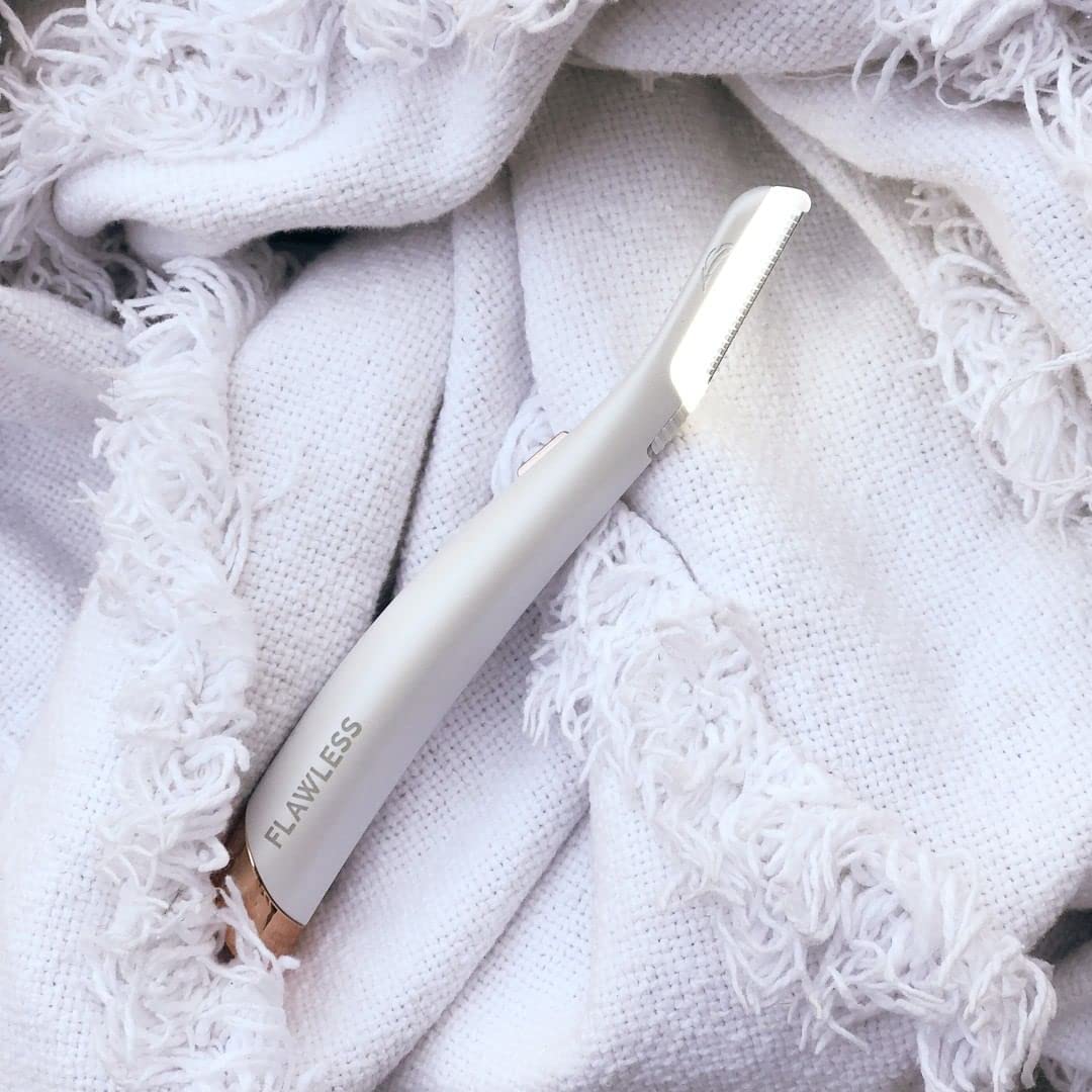 Flawless Dermaplane Glo replacement heads fanned out to show six disposable blades for hygiene