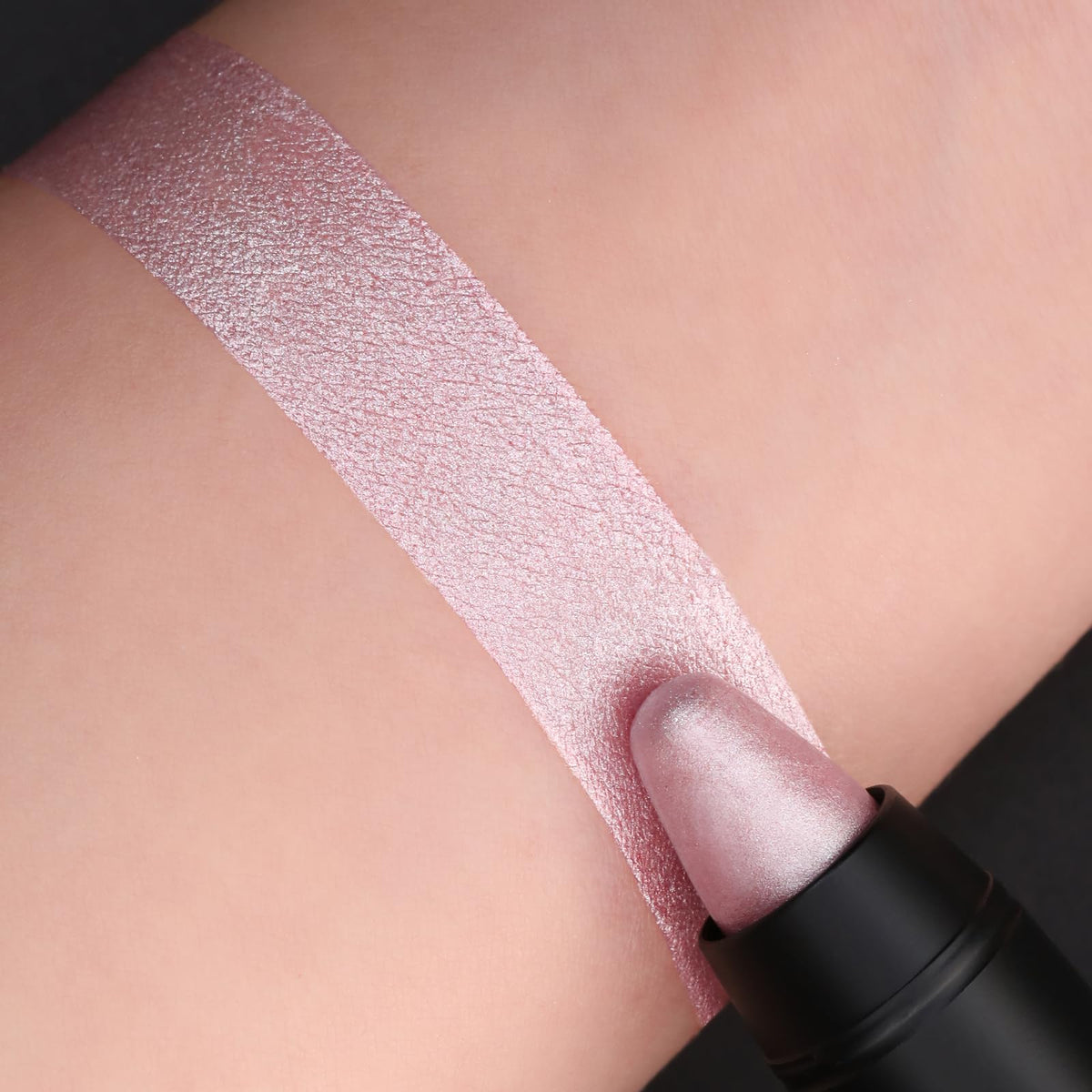 FOCALLURE applied on lips showing finish and natural sheen benefit