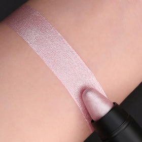 FOCALLURE applied on lips showing finish and natural sheen benefit