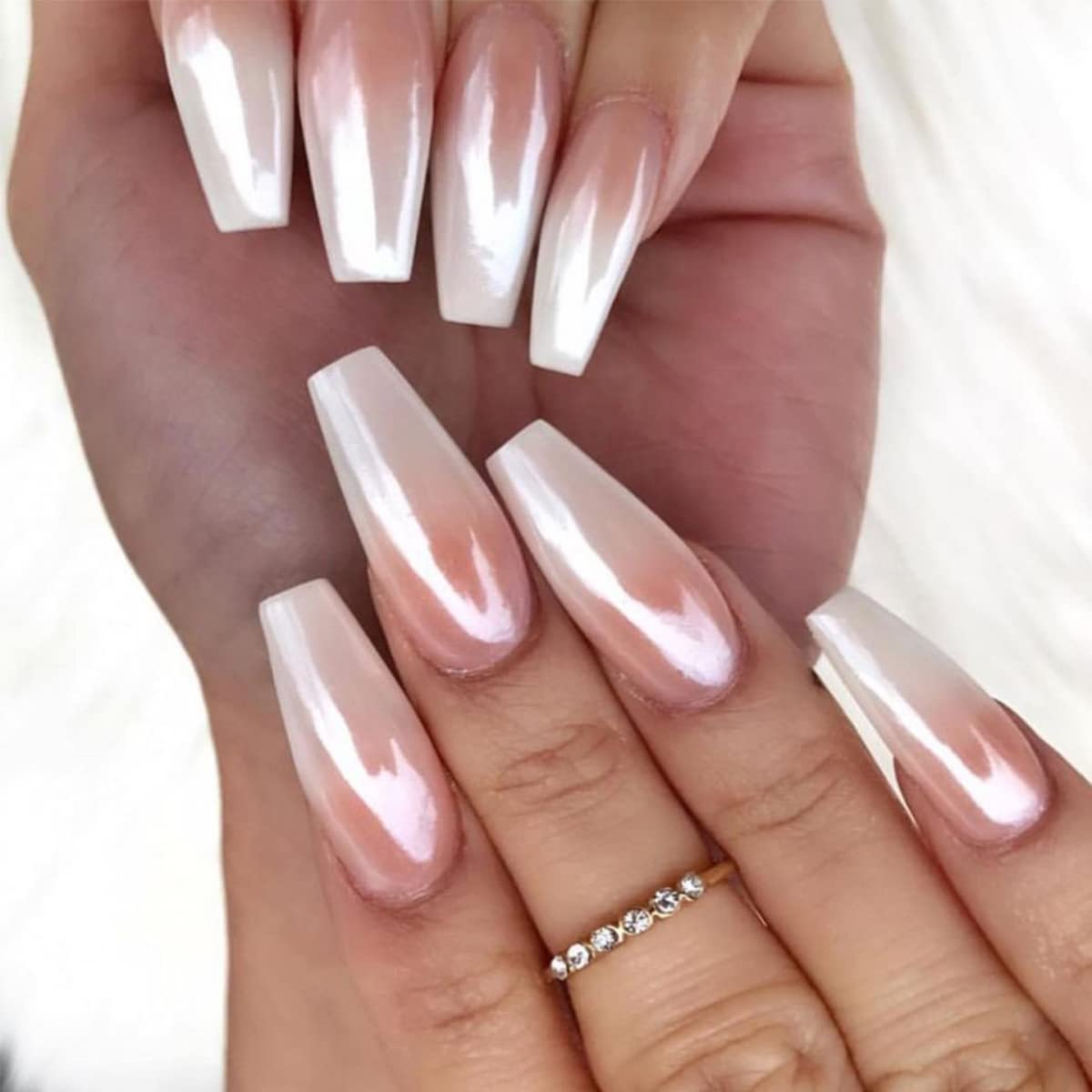 Fokostar lifestyle image of hands with pearlescent manicure suitable for events
