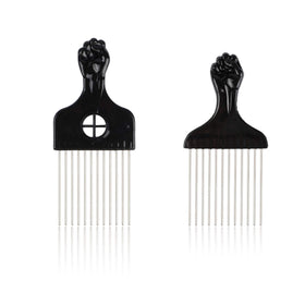 Folansy comb in use lifting roots to add volume to an Afro