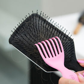 FRAMAR tool cleaning a round brush base clearing debris between bristles