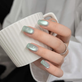 GAOY applying gel with magnet to create custom reflective lines benefit