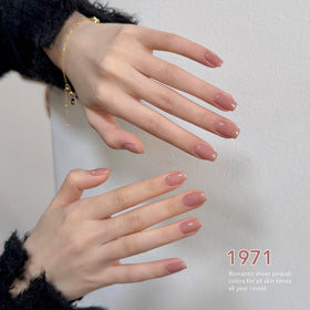 GAOY bottle size scale next to a hand for volume and travel-friendly benefit
