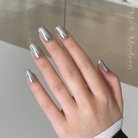 GAOY in manicure setup with lamp showing salon-style chrome results benefit