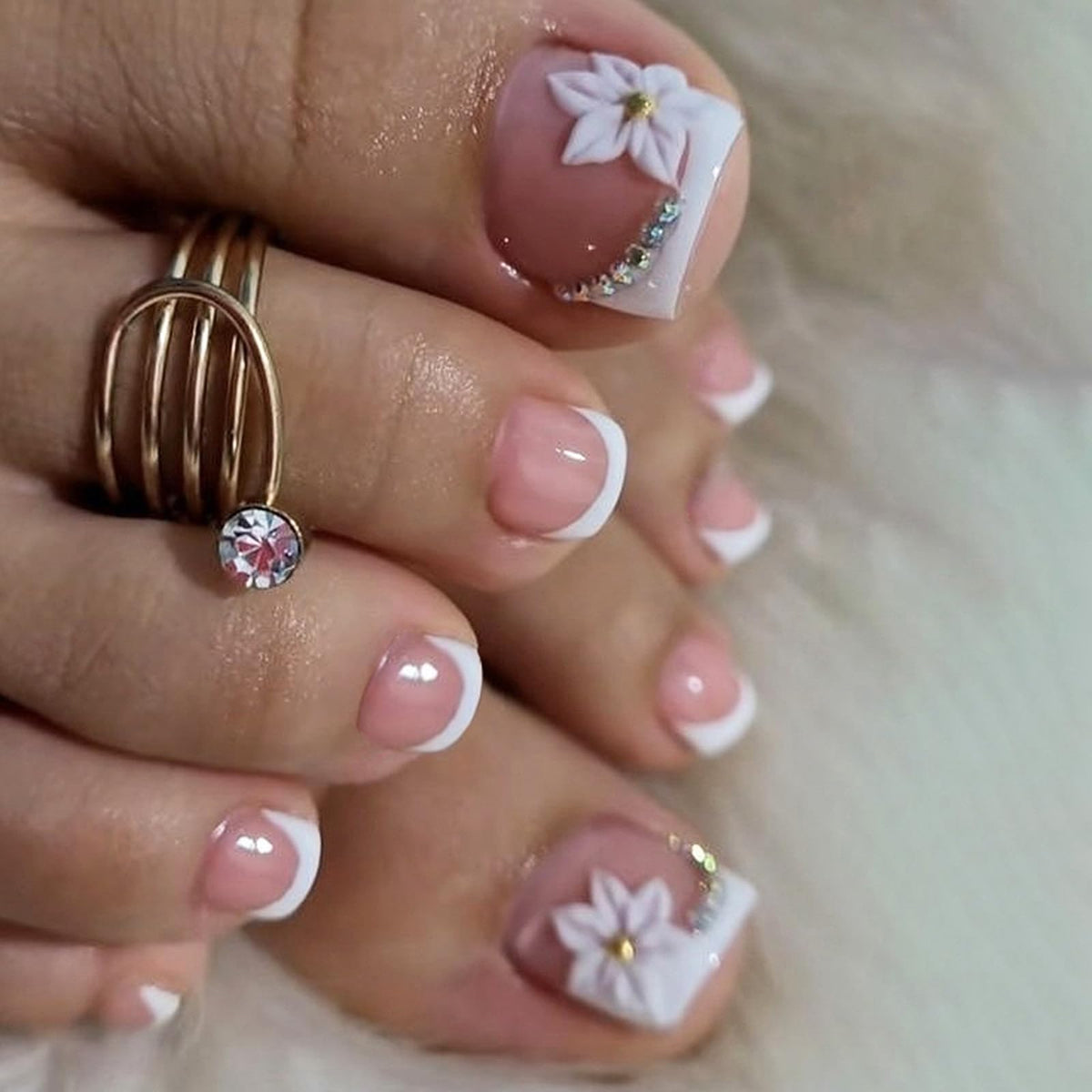 GCSQW front packaging showing 24-piece French tip toenails and accessories for quick salon look