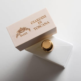 DUCCI Bianco Latte misting onto wrist demonstrating application and long-lasting projection