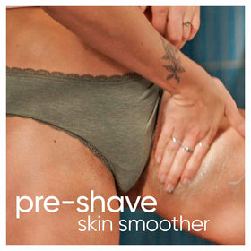 Gillette Venus gel texture close-up with fine particles for gentle exfoliation