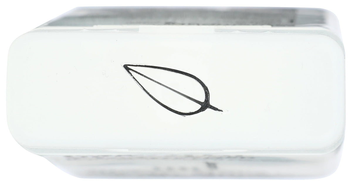 GIOVANNI dispensing conditioner onto hand for controlled application