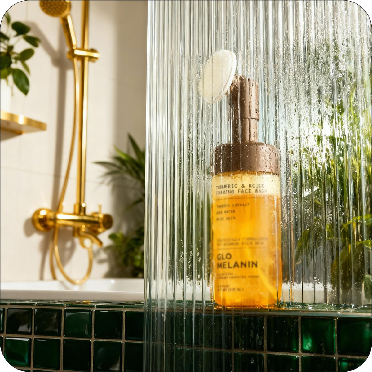 Glo Melanin label zoom highlighting active ingredients and clean formula
