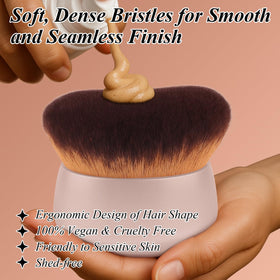 GloréBrochas ergonomic non-slip handle detail for steady grip when applying lotion