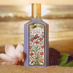 Close-up of dewberries and orange representing Gucci fragrance top notes