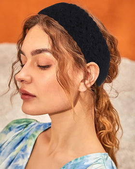 HAIMEIKANG headband on a hand to show scale benefit: lightweight portable accessory