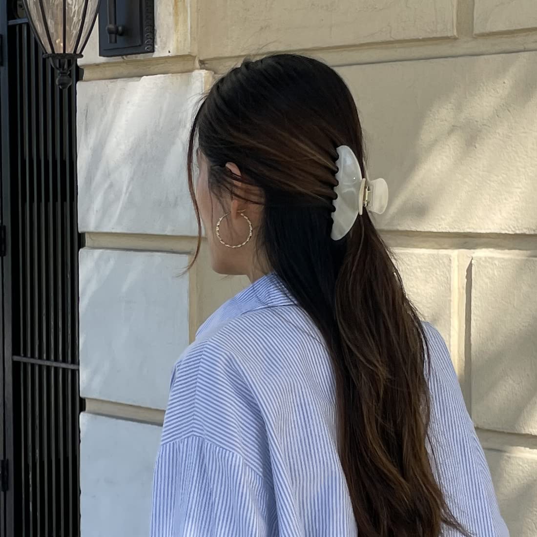 Hana Mia clip used in a commuter setting for effortless on-the-go style