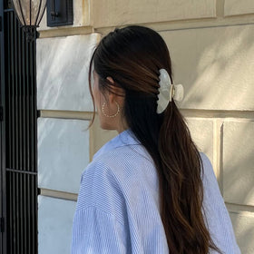 Hana Mia clip used in a commuter setting for effortless on-the-go style