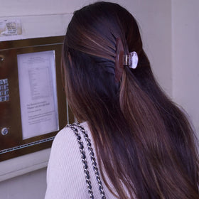 Hana Mia detailed shot of rounded teeth showing snag-free design that prevents hair breakage