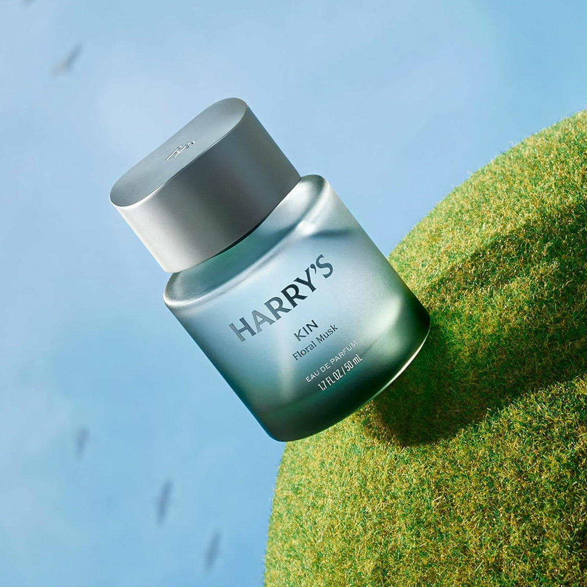 Harry's Kin liquid close-up showing texture and clarity for premium formulation