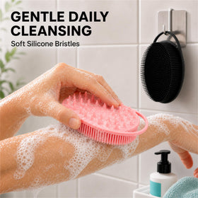 HAYSNA hanger loop shown in shower keeping scrubber dry and mildew-resistant