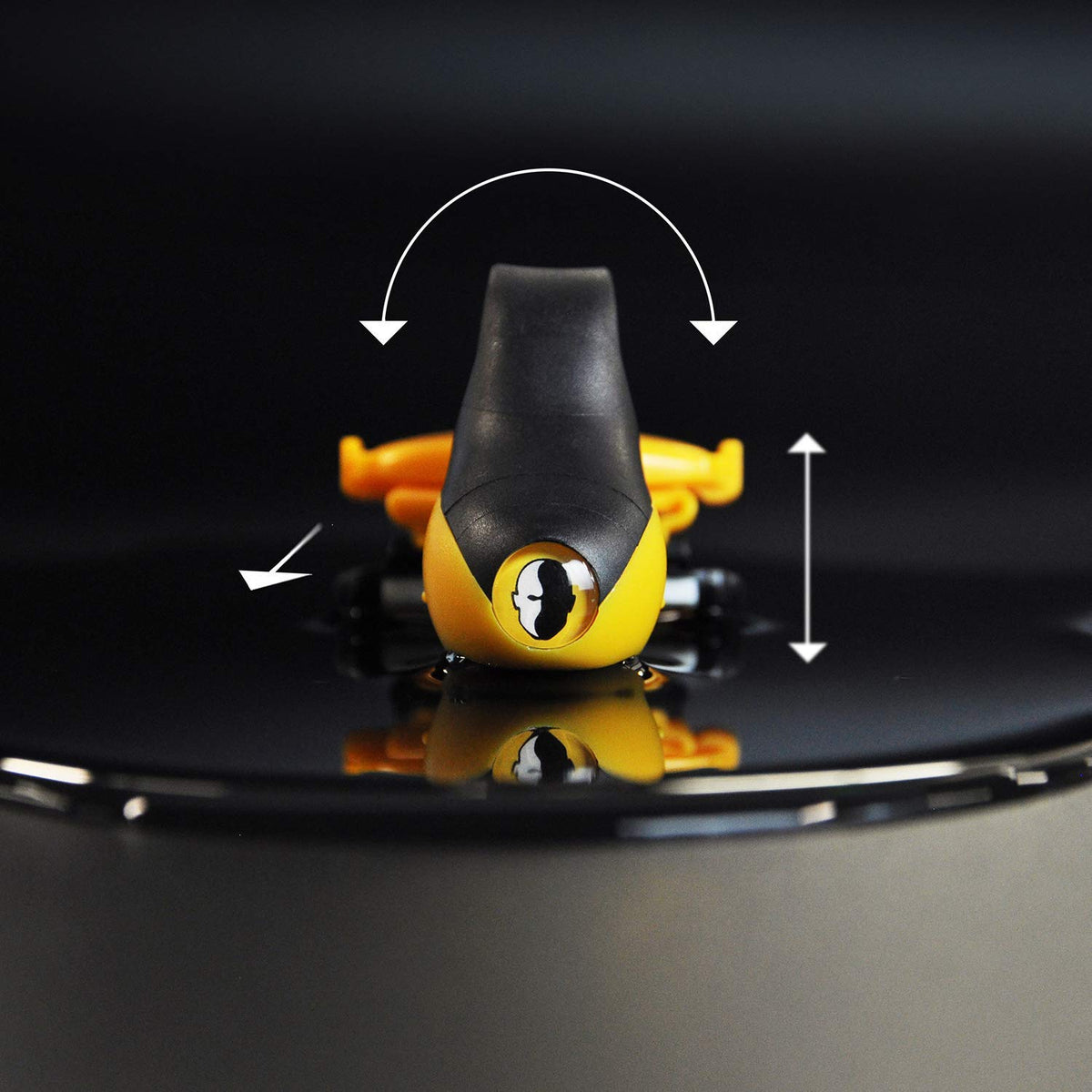 HeadBlade Moto close-up of dual-axis suspension demonstrating smooth contouring