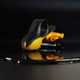 HeadBlade Moto shaving a scalp to show maneuverability and mirror-free use