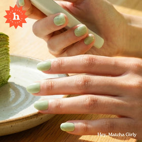 heyhae applying strip on nail with hand demonstrating easy use benefit