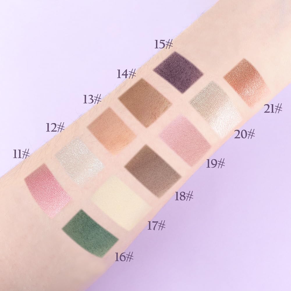 HHLTOH applied on eyelid demonstrating soft, natural definition for daily wear