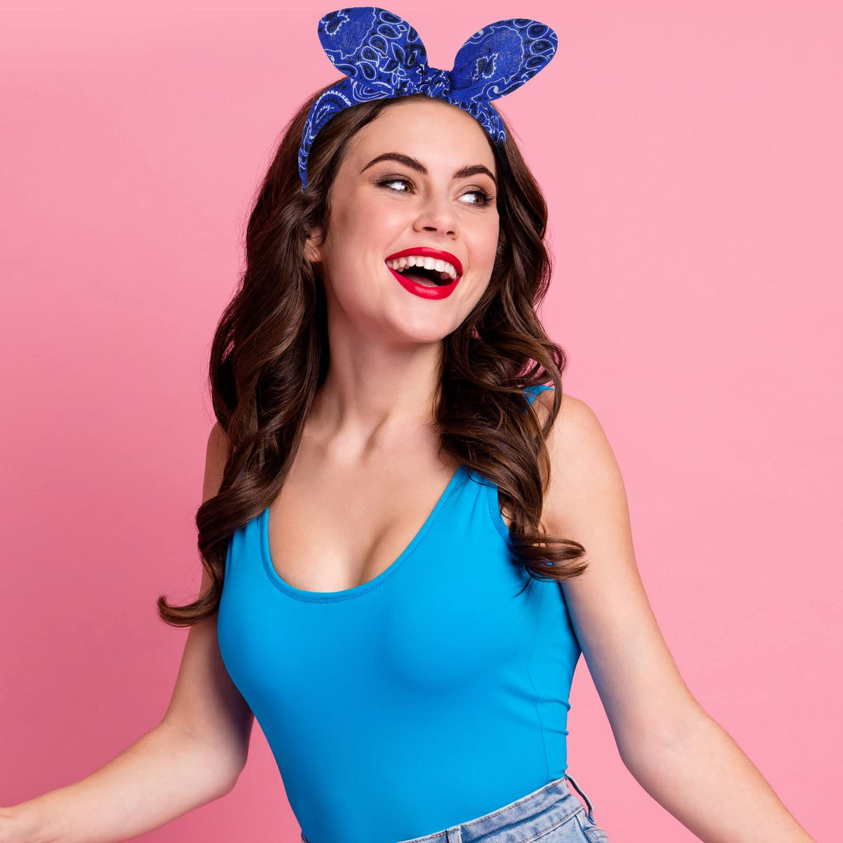 Hicarer headband held in hand showing size and adjustable-wire convenience