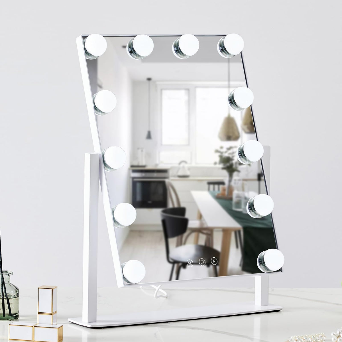 HIEEY mirror in use during makeup demonstrating accurate lighting