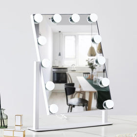 HIEEY mirror in use during makeup demonstrating accurate lighting