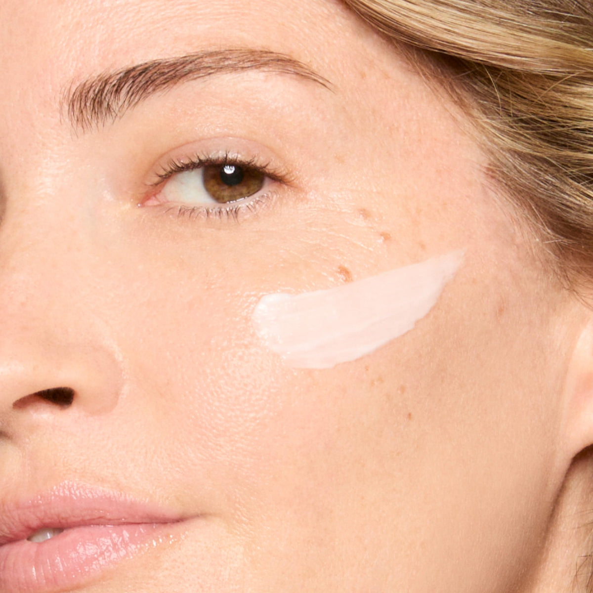 Honest Beauty hydration swatch before and after shows visible moisture