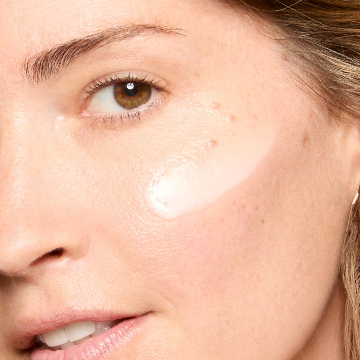 Honest Beauty packaging box and bottle conveying clean formula and travel-ready benefit