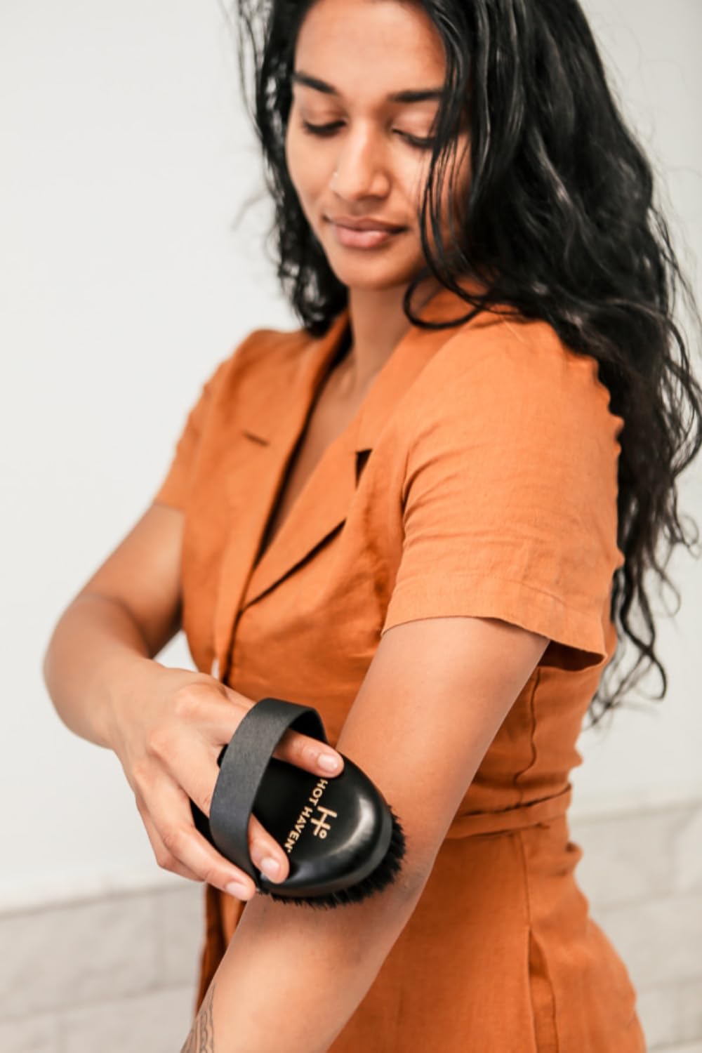 HOT HAVEN wooden handle detail showing ergonomic grip for easy brushing