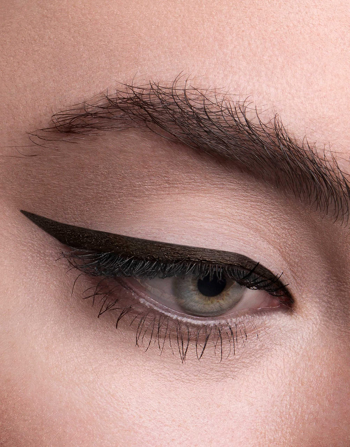 HOURGLASS ultra-fine 1.5mm tip close-up highlighting smooth gel texture for exact lines