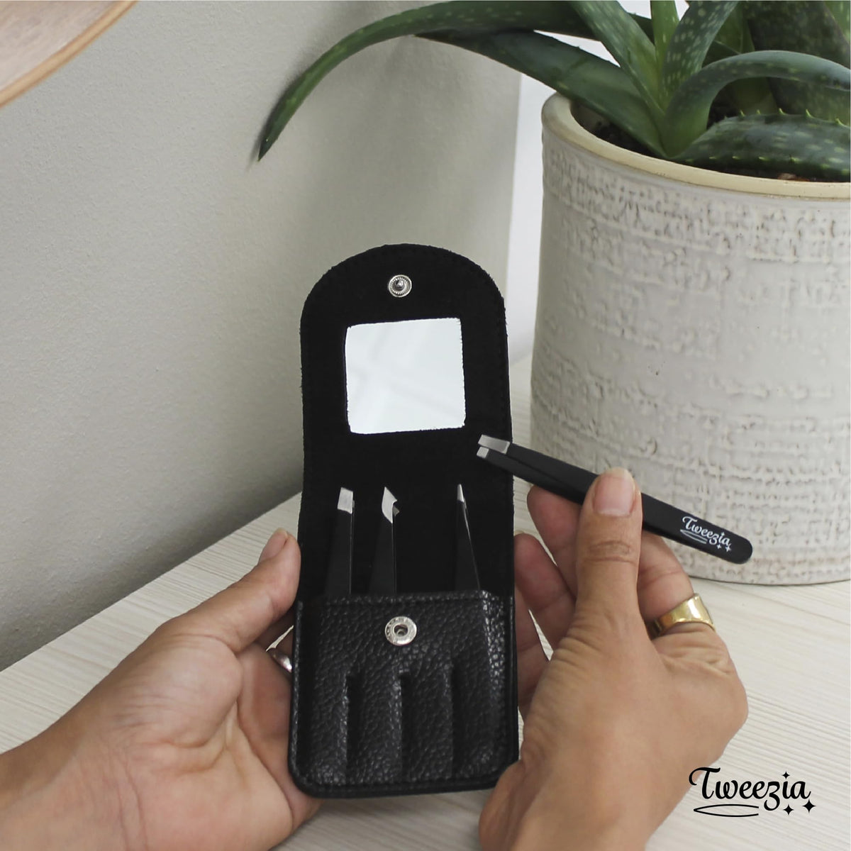 Houseify TWEEZIA open leather case with mirror, organized protection for travel and storage
