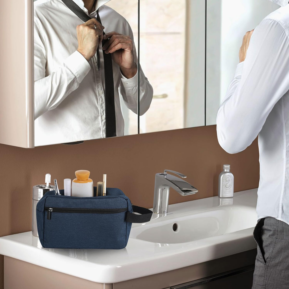 Icramsy close-up of handle and zipper for durable carrying support