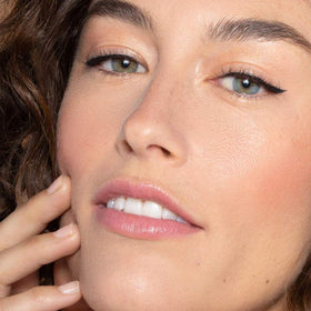 ILIA applying wing in use for quick-dry, smudge-resistant definition
