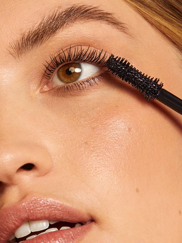 ILIA mascara bristle detail revealing spaced bristles that separate and volumize lashes