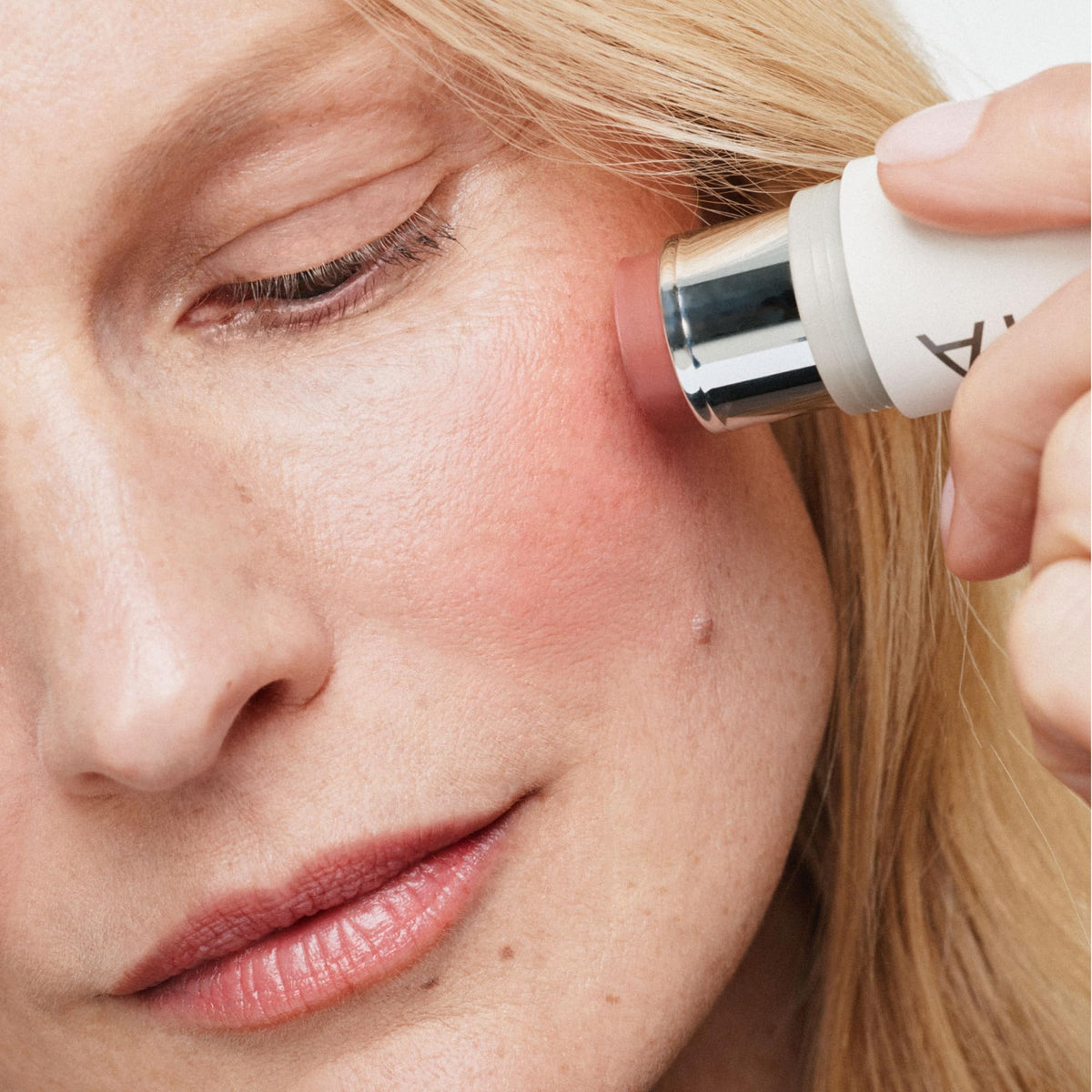 ILIA application on lips closeup showing precise color payoff and nourishing comfort