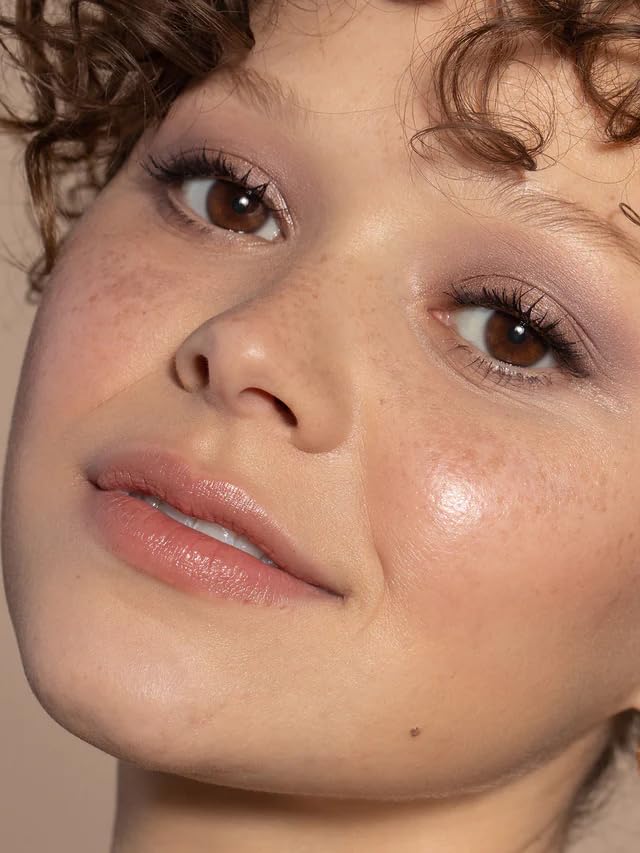 ILIA brush applying shadow to lid, illustrating easy blendability benefit