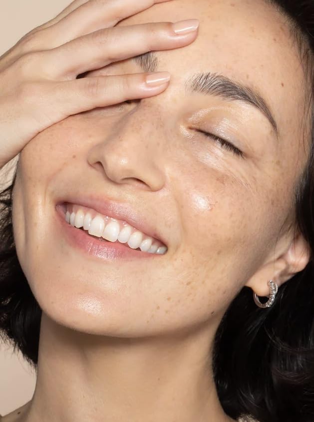 ILIA being blended with sponge illustrating seamless coverage benefit