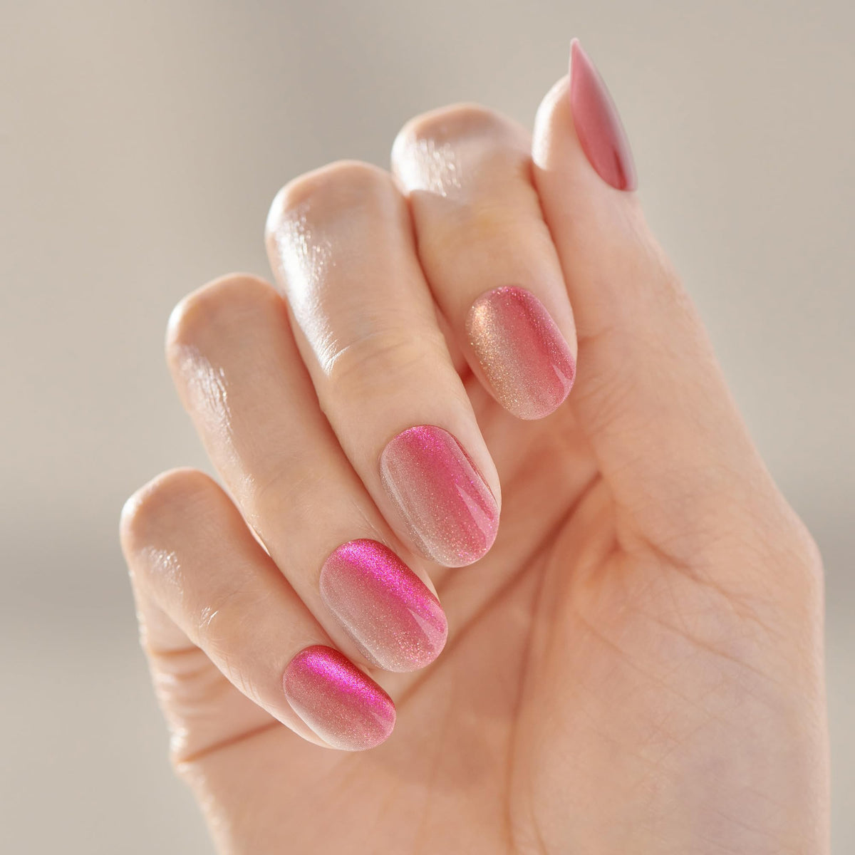 imPRESS close-up of pearlescent finish highlighting luminous chrome-like shine