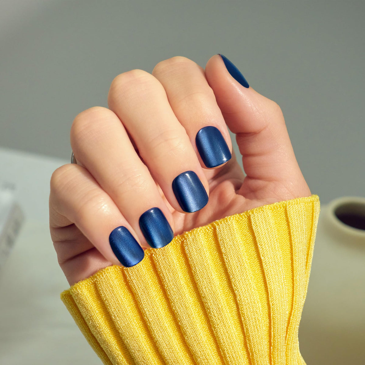 imPRESS layout displaying 30 press-on nails in graduated short squoval sizes