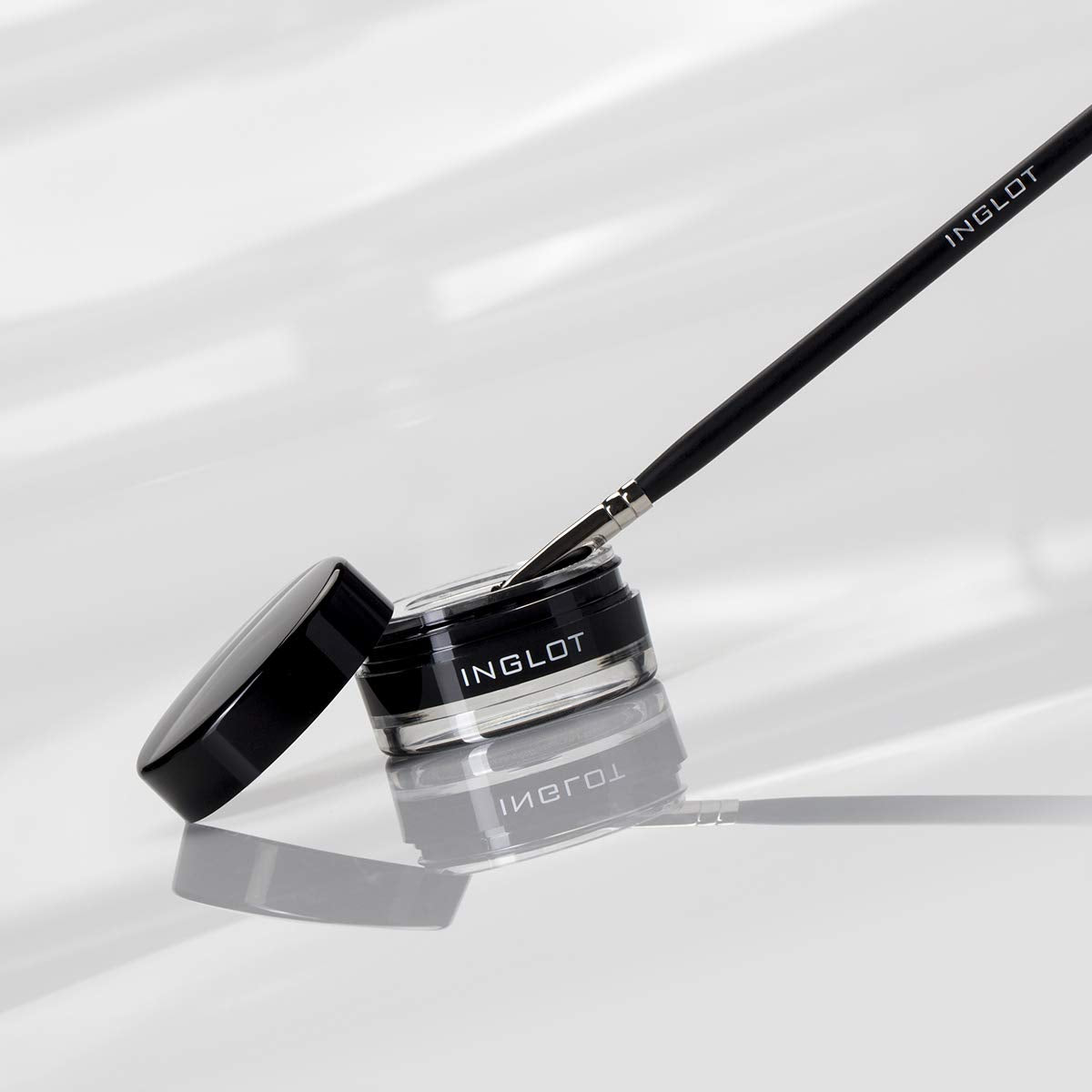 Inglot AMC gel eyeliner 77 brush applying clean line for precise eye definition