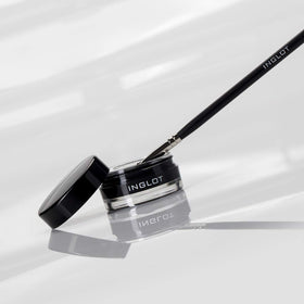 Inglot AMC gel eyeliner 77 brush applying clean line for precise eye definition