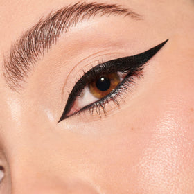 Inglot AMC gel eyeliner 77 removal demonstration using oil-based remover for gentle cleansing