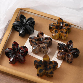 Interesse hair clip worn on beach, travel-ready hair control